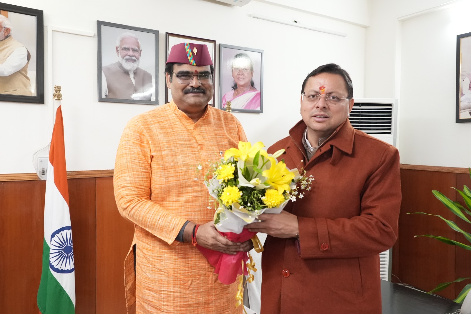 मुख्यमंत्री धामी ने सचिवालय में आंध्र प्रदेश समिति के अध्यक्ष दिनकर लंका से की अहम बैठक